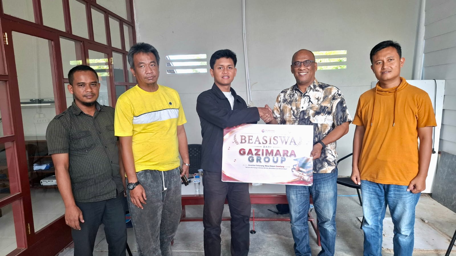 Kolaborasi PT. Gazimara Grup dan Anggota DPRP PBD Salurkan Beasiswa bagi Siswa Berprestasi