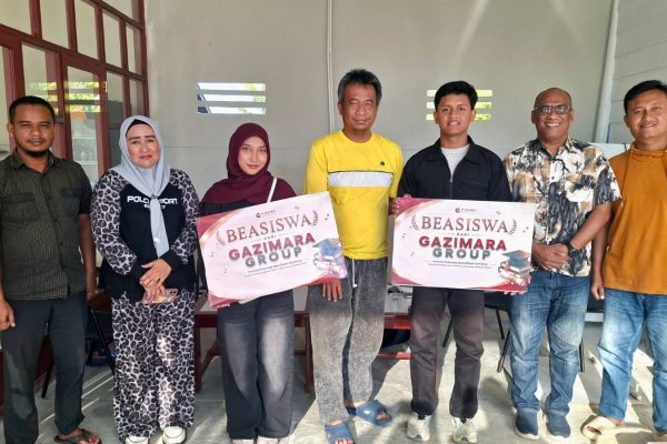 Kolaborasi PT. Gazimara Grup dan Anggota DPRP PBD Salurkan Beasiswa Bagi Siswa Berprestasi