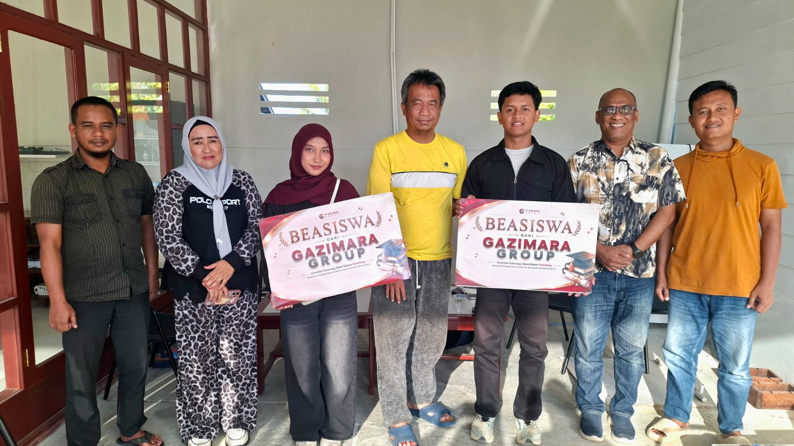 Kolaborasi PT. Gazimara Grup dan Anggota DPRP PBD Salurkan Beasiswa Bagi Siswa Berprestasi