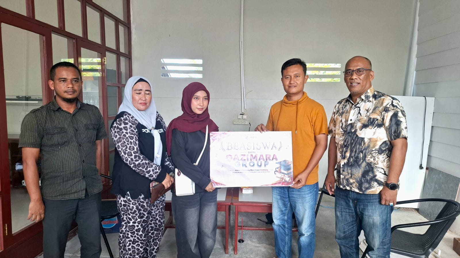Kolaborasi PT. Gazimara Grup dan Anggota DPRP PBD Salurkan Beasiswa bagi Siswa Berprestasi