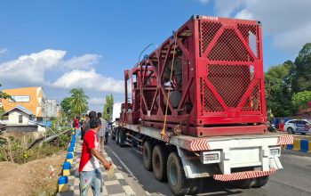 PT. Wehuri Disorot! Mobil Trailer Bermuatan Caterpillar Putuskan Kabel Listrik, 1 Pengendara Jadi Korban 