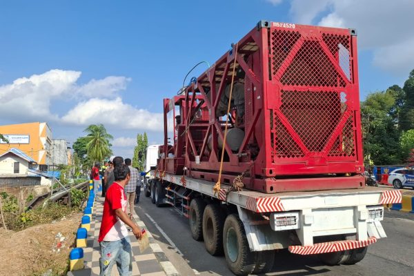 PT. Wehuri Disorot! Mobil Trailer Bermuatan Caterpillar Putuskan Kabel Listrik, 1 Pengendara Jadi Korban 