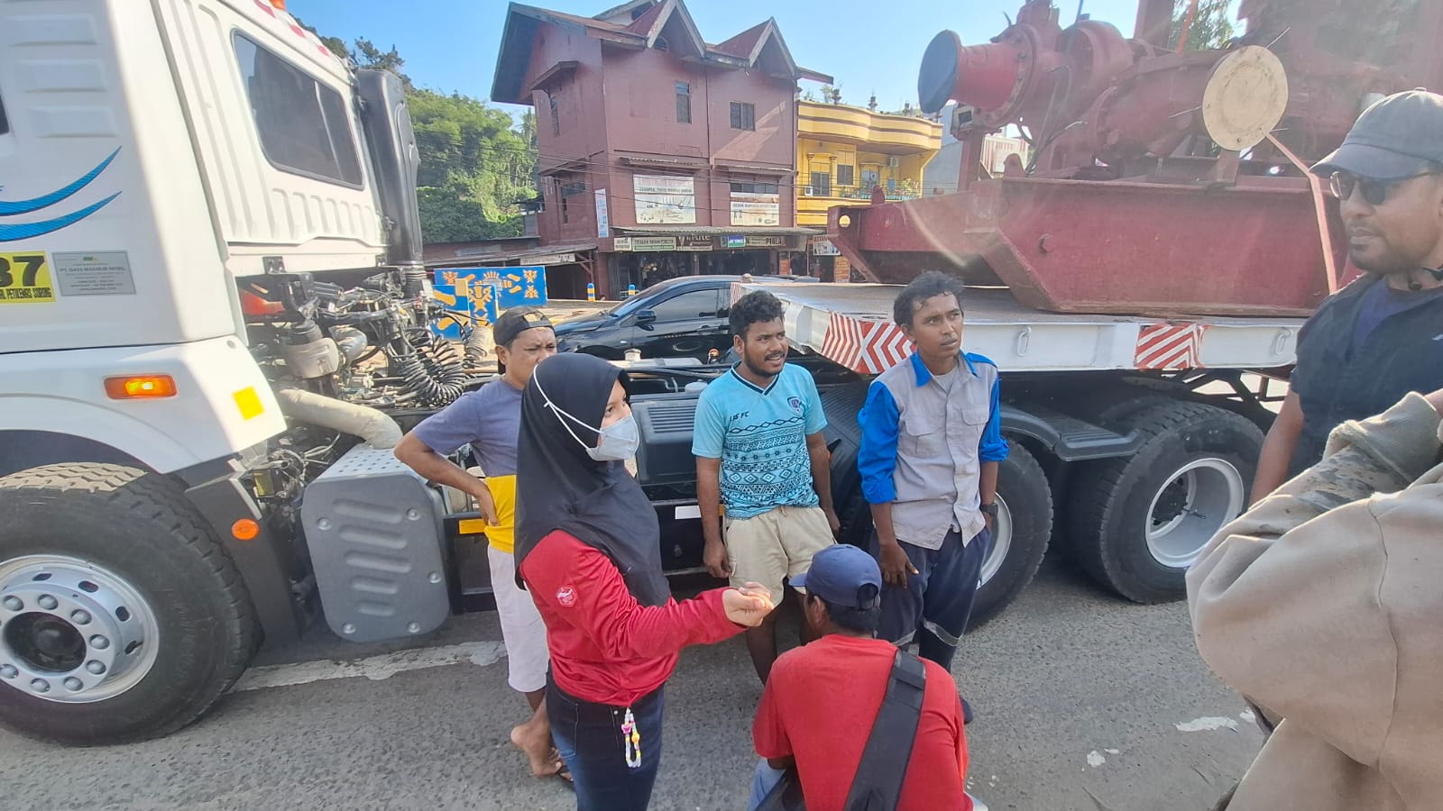 PT. Wehuri Disorot! Mobil Trailer Bermuatan Caterpillar Putuskan Kabel Listrik, 1 Pengendara Jadi Korban 