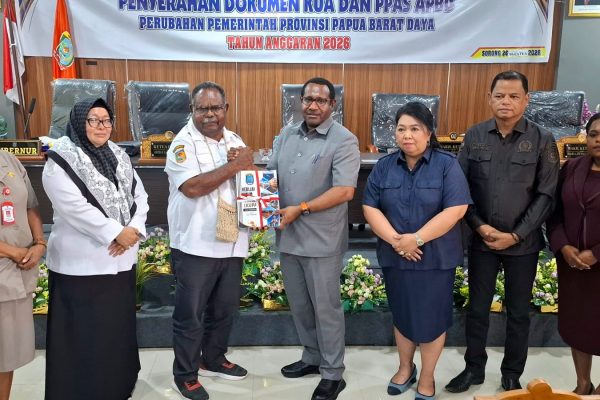 Gubernur Elisa Kambu Serahkan KUA dan PPAS Perubahan APBD 2026, Target Pendapatan Naik Rp202,13 Miliar