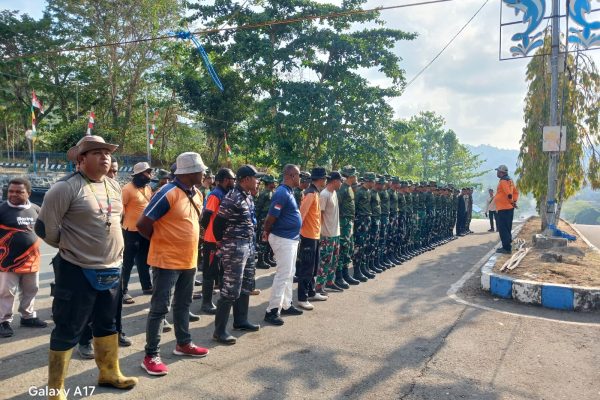 Kebakaran Hutan di Belakang Polres Meluas, BPBD Raja Ampat Kerahkan 100 Personel Yonif 863 BB