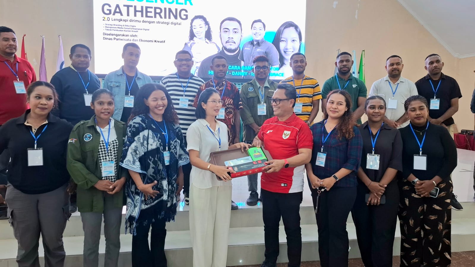 Dorong Promosi Wisata Digital, Disparekraf PBD Bekali 15 Influencer OAP dengan Peralatan Konten