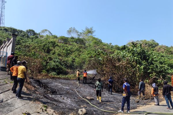BREAKING NEWS: Kebakaran di Depan Telkom Waisai Berhasil Dipadamkan TRC BPBD Raja Ampat