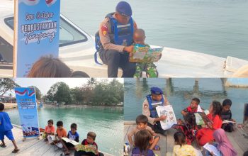 Perpustakaan Terapung Satpolairud Hadirkan Ruang Belajar bagi Anak Pesisir di Pulau Raam
