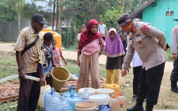 Wujud Kepedulian, Polda PBD Salurkan Bantuan Air Bersih untuk Warga Warmon Kokoda