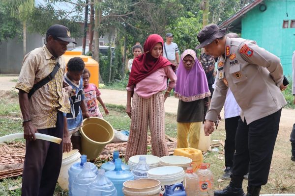 Wujud Kepedulian, Polda PBD Salurkan Bantuan Air Bersih untuk Warga Warmon Kokoda