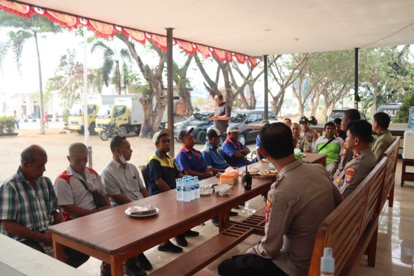 Ngopi Bareng di Bandara Deo, Polresta Sorong Kota Serap Aspirasi Sopir Taksi dan Porter