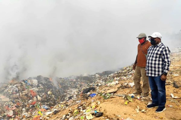 Asap Tebal Selimuti Kota Sorong, Wali Kota Turun Tinjau Kebakaran di TPA Makbon