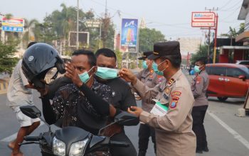 Polresta Sorong Kota Bagikan Masker, Lindungi Warga dari Dampak Kabut Asap