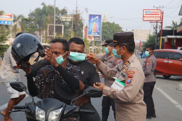Polresta Sorong Kota Bagikan Masker, Lindungi Warga dari Dampak Kabut Asap
