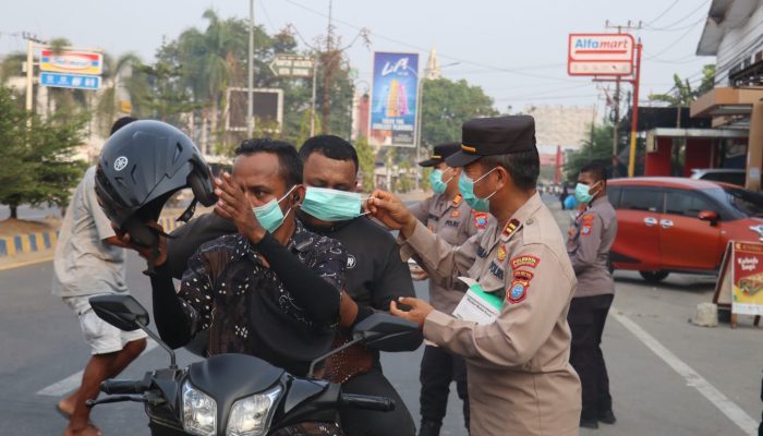 Polresta Sorong Kota Bagikan Masker, Lindungi Warga dari Dampak Kabut Asap