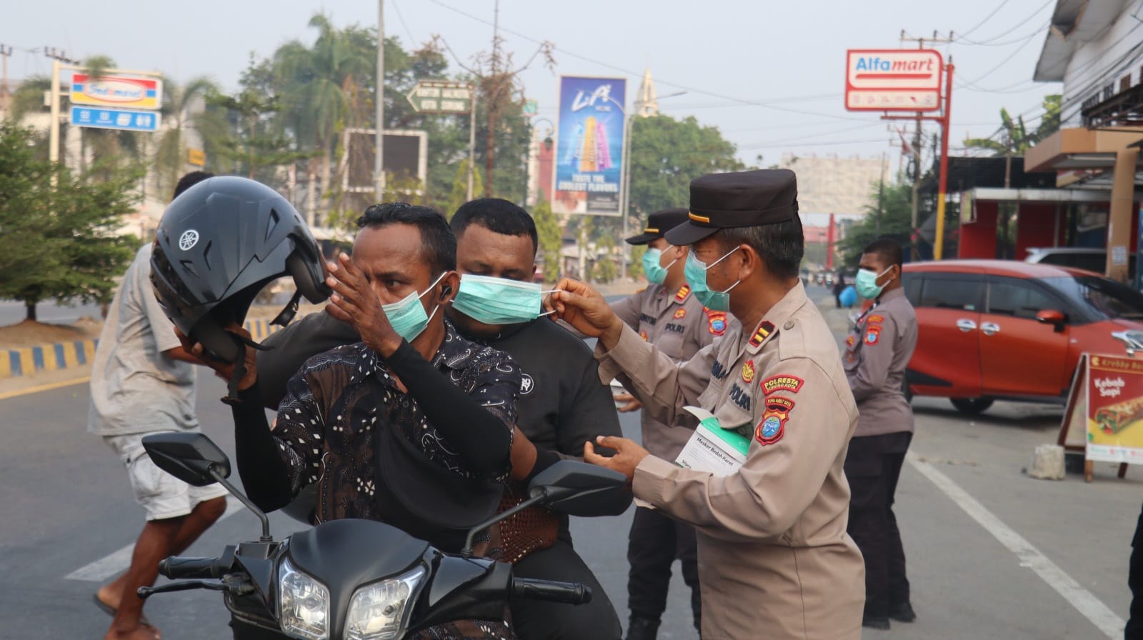 Polresta Sorong Kota Bagikan Masker, Lindungi Warga dari Dampak Kabut Asap