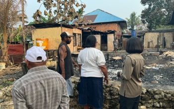 Wali Kota Sorong Bersama Ibu, Sambangi Lokasi Kebakaran, Pastikan Kondisi Warga Pascakebakaran