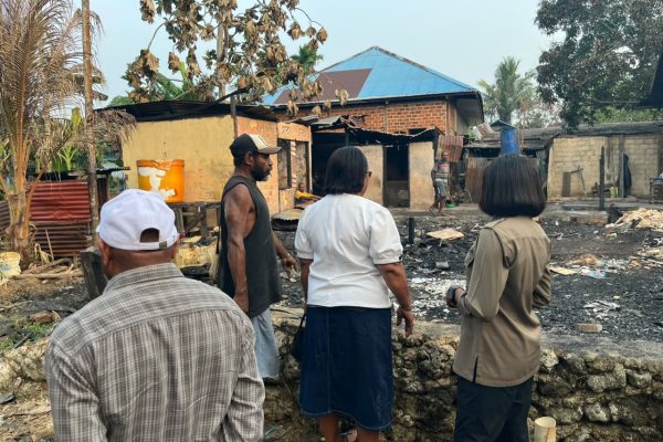 Wali Kota Sorong Bersama Ibu, Sambangi Lokasi Kebakaran, Pastikan Kondisi Warga Pascakebakaran