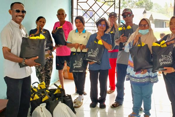 Alumni Angkatan 93 Salurkan Sembako bagi Dewan Guru SMP Negeri 8 Kota Sorong