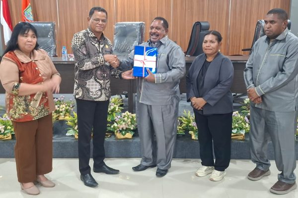 DPRP Papua Barat Daya Serahkan 6 Raperda ke MRP, 2 Raperdasus Ditargetkan Rampung Sebulan