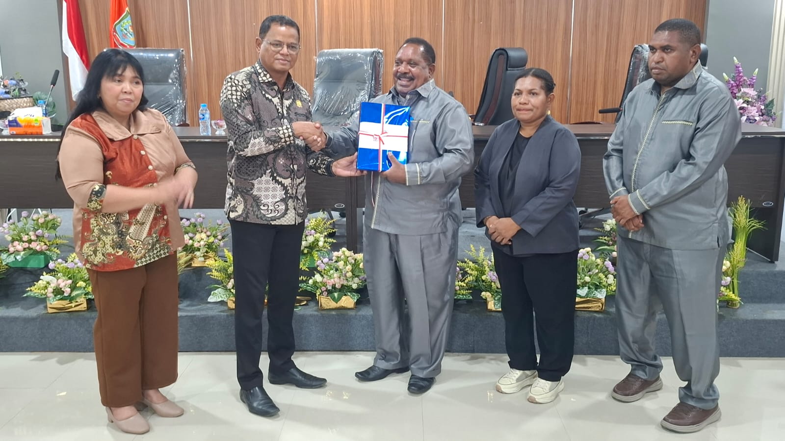 DPRP Papua Barat Daya Serahkan 6 Raperda ke MRP, 2 Raperdasus Ditargetkan Rampung Sebulan
