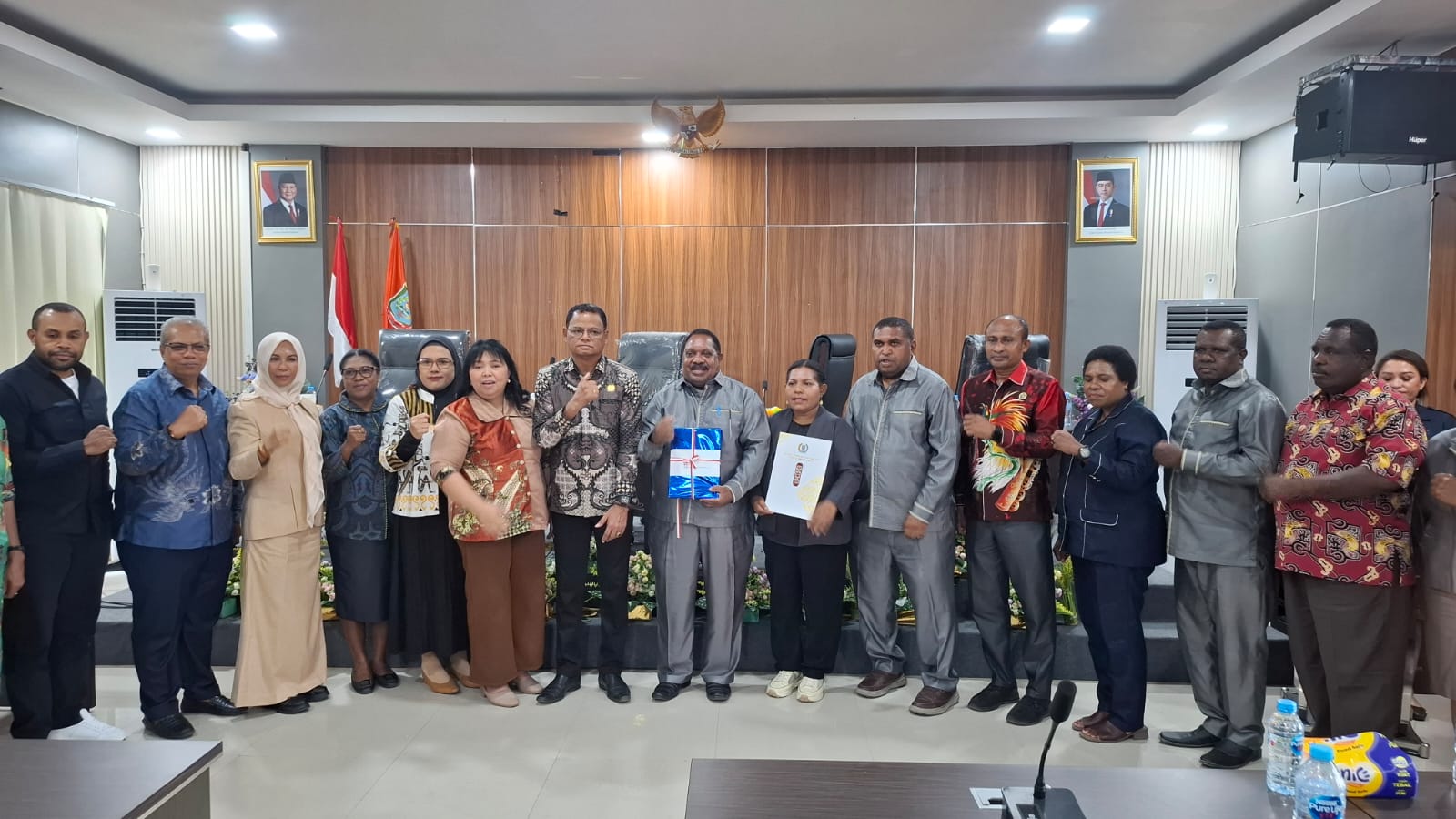 DPRP Papua Barat Daya Serahkan 6 Raperda ke MRP, 2 Raperdasus Ditargetkan Rampung Sebulan