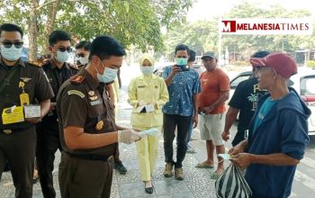 Cegah Dampak Kabut Asap, Kejari Maluku Tengah Bagikan Masker dan Vitamin C Gratis