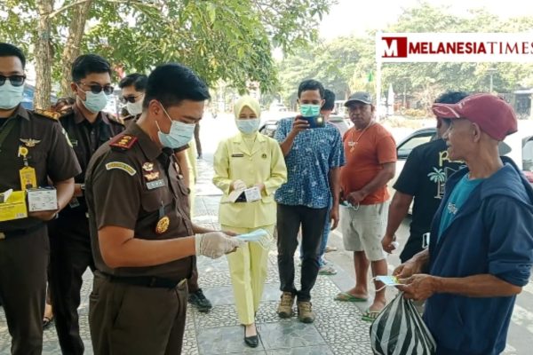 Cegah Dampak Kabut Asap, Kejari Maluku Tengah Bagikan Masker dan Vitamin C Gratis
