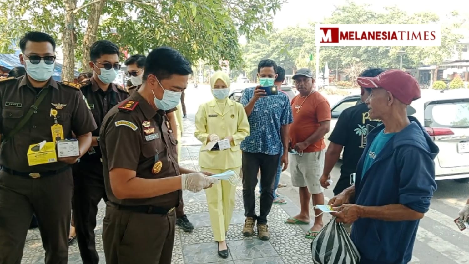 Cegah Dampak Kabut Asap, Kejari Maluku Tengah Bagikan Masker dan Vitamin C Gratis