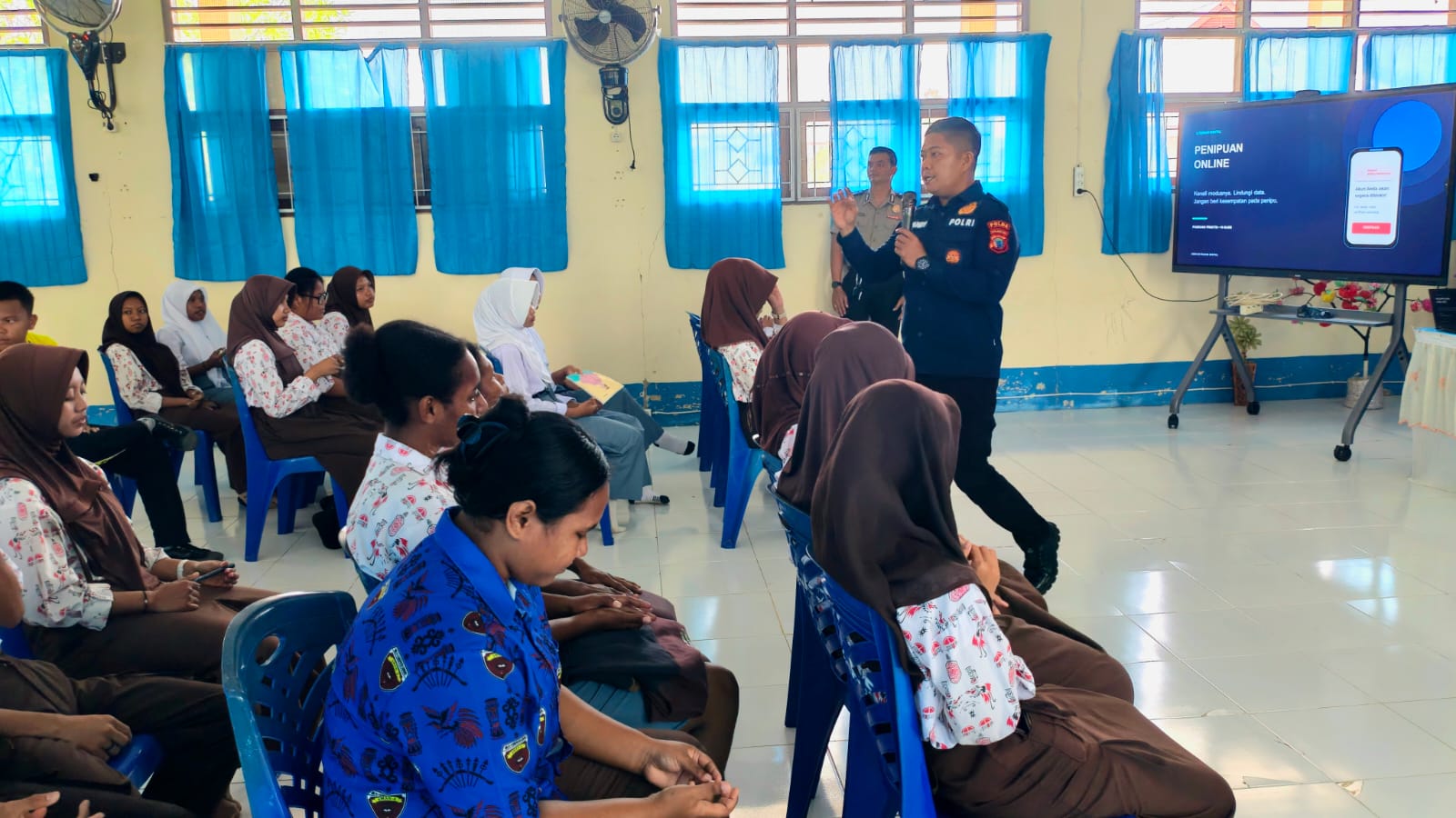 Polda Papua Barat Daya Edukasi Pelajar SMA Negeri 5 tentang Bahaya Judol Pinjol dan Narkotika
